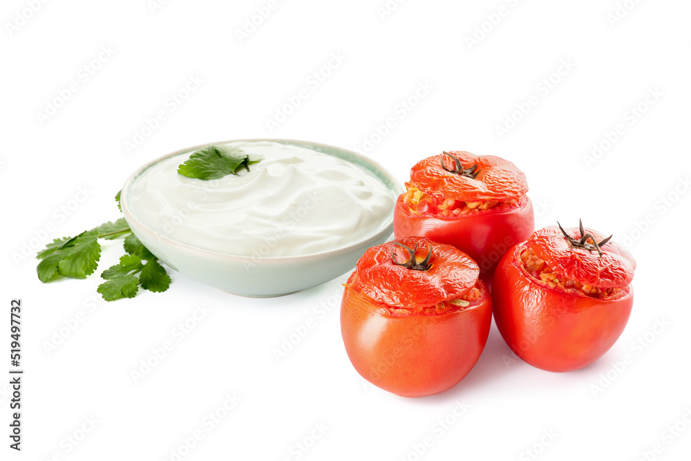 美味的填充番茄和一碗白底酸奶油
