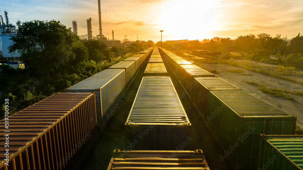 日落时分的集装箱货运列车，货运服务代理和物流