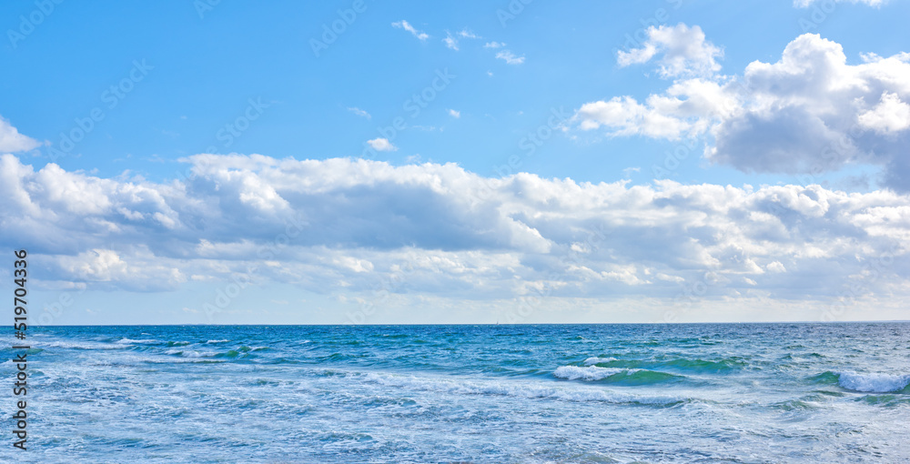 美丽的蓝色海景，夏天海滩上的白云。户外潮汐蓝