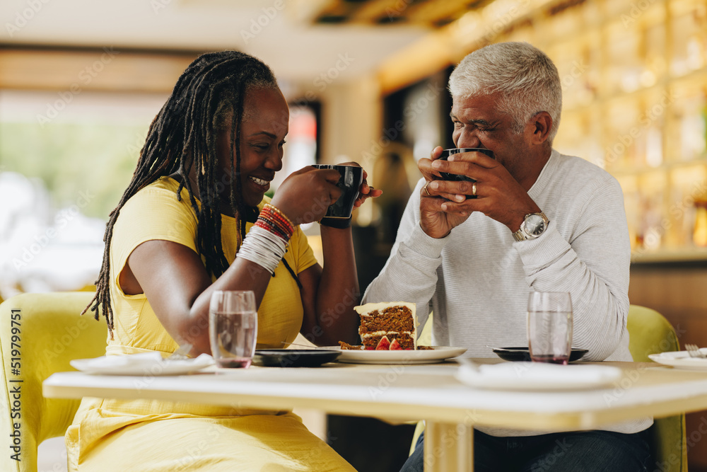 快乐的老年夫妇在咖啡馆一起喝咖啡