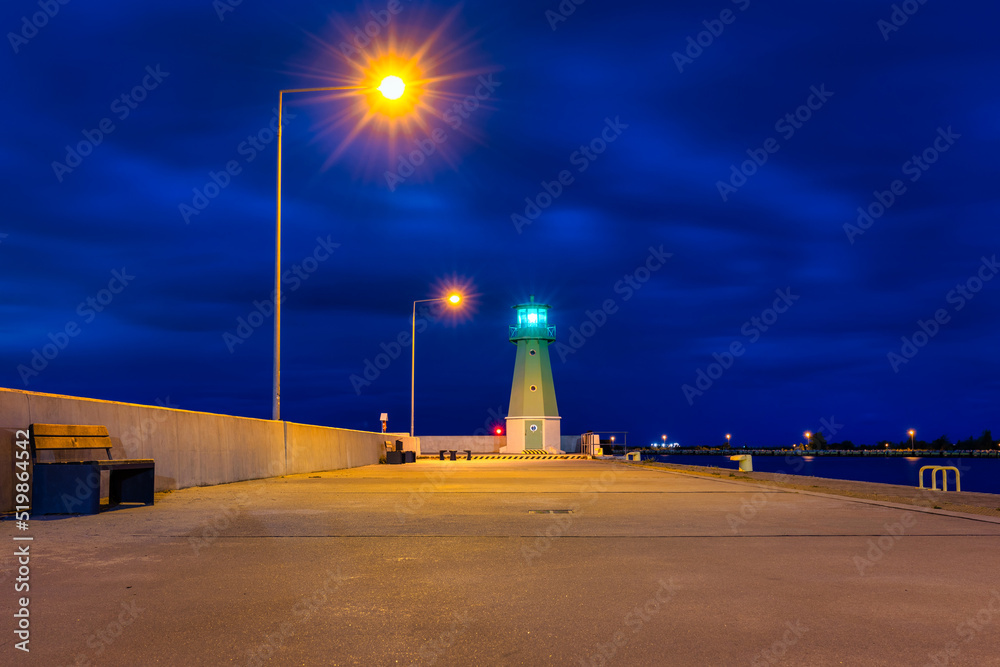 波兰格但斯克黄昏时诺维港西防波堤上的灯塔