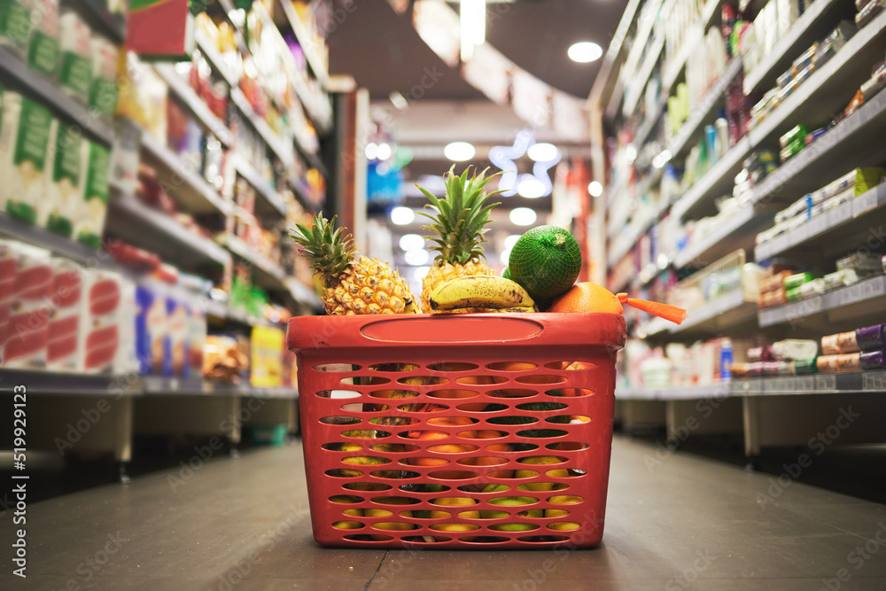 超市、市场或杂货店过道，有一篮子优质选择、健康水果和蔬菜