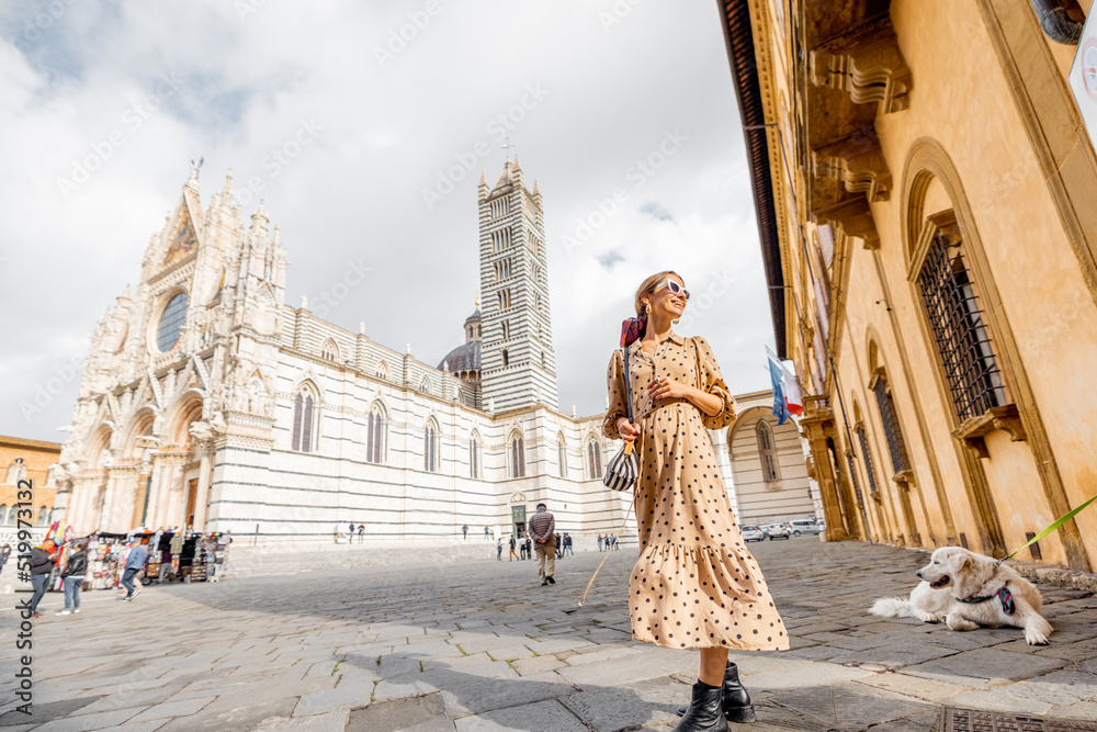 站在锡耶纳大教堂前的女人。意大利托斯卡纳地区的古老城镇。概念