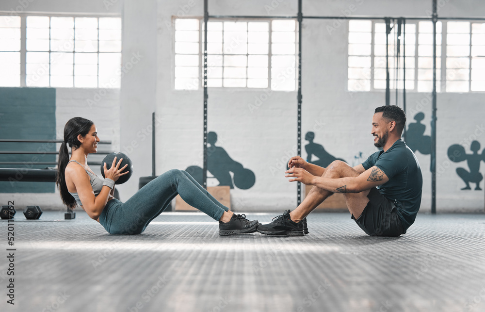 积极、运动的健身情侣或健身房伙伴一起训练，用沉重的equ进行核心运动