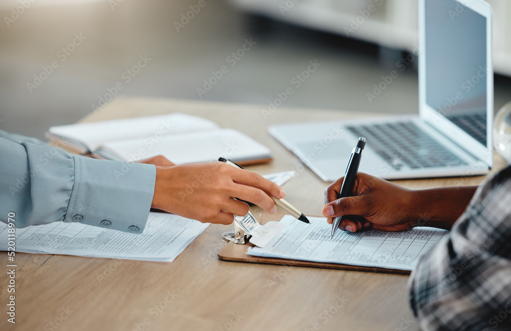 银行与客户签署、书写或填写信息的合同、文件和纸质工作特写