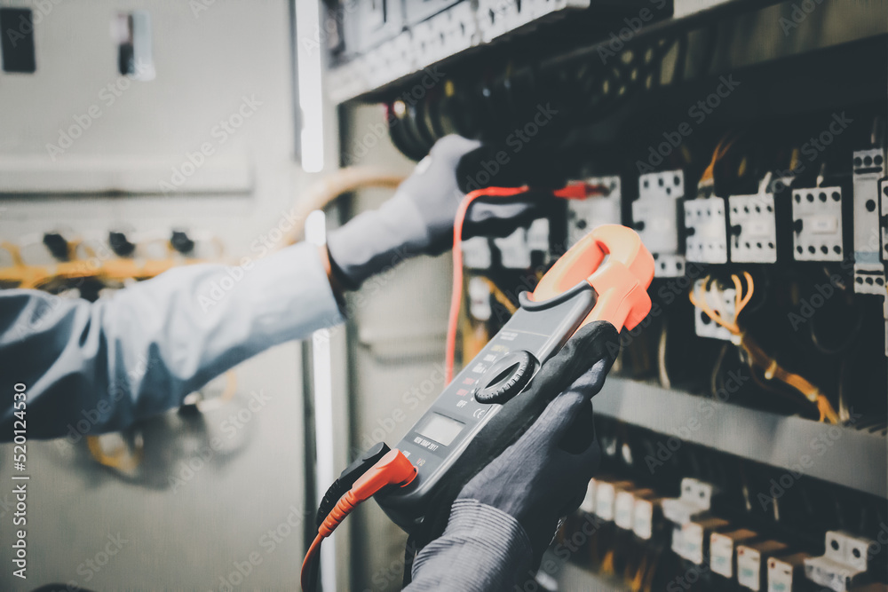 电气工程师测试保护继电器上的电气装置和接线，并测量它们w