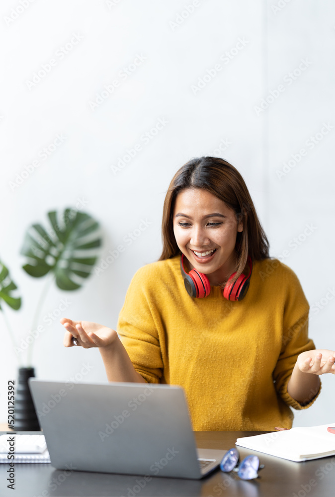 微笑的肖像美丽的商业亚洲女性在办公桌电脑上工作。小企业中小企业pe