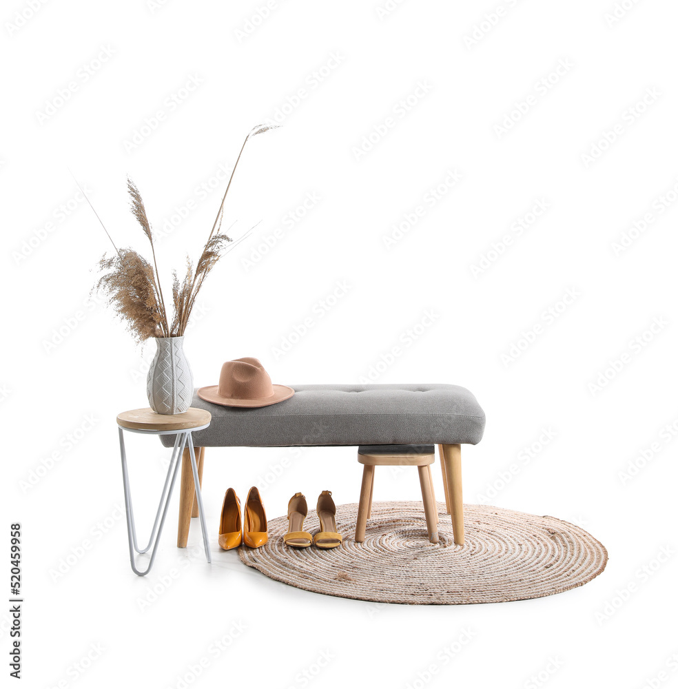 白底软凳，带帽子、鞋子、桌子、花瓶和地毯