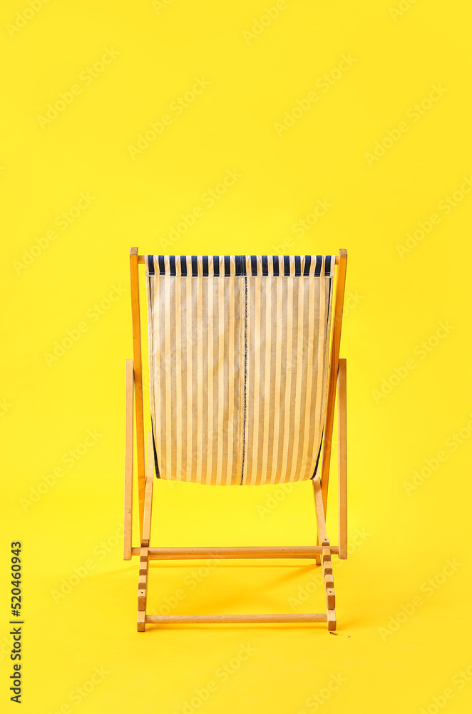 黄色背景的木制躺椅，背面视图