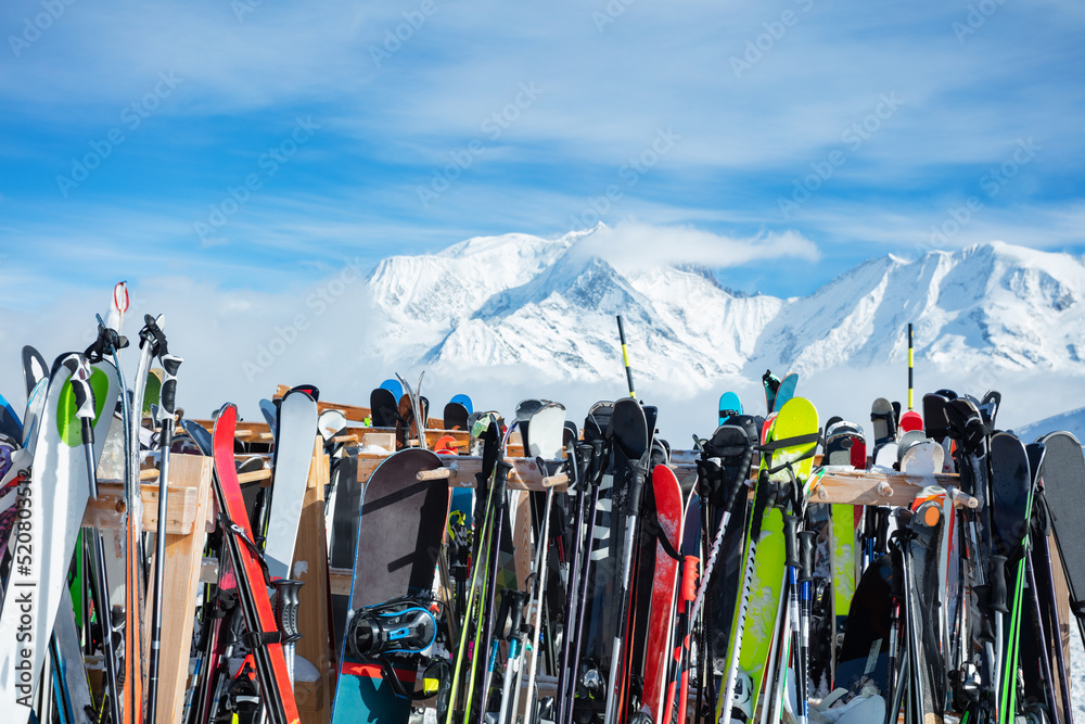 许多滑雪板矗立在高山度假胜地的山顶上
