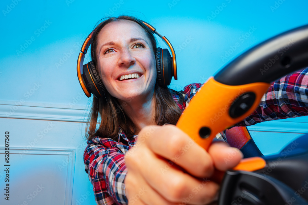 一个大笑的游戏玩家女人的控制台方向盘肖像