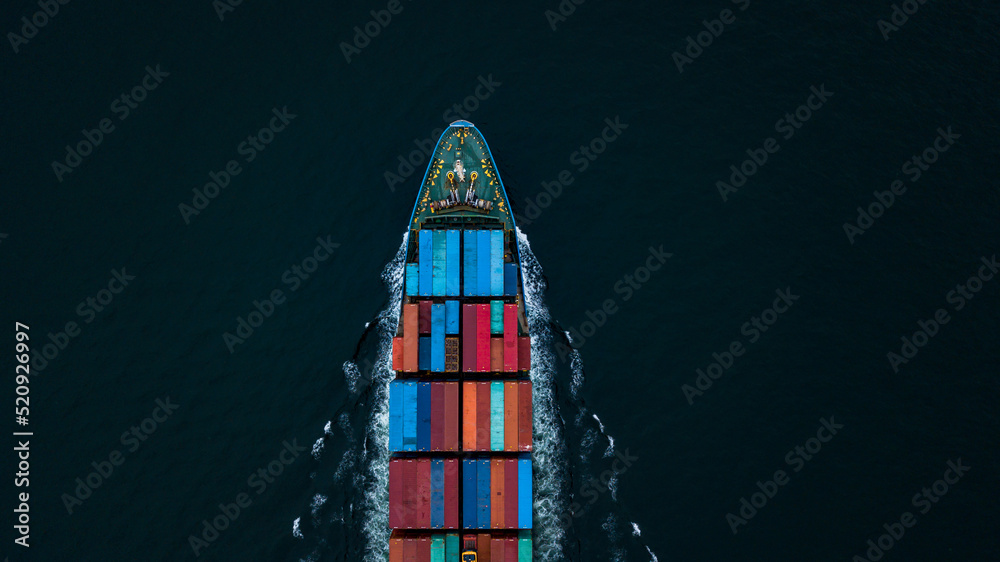 鸟瞰集装箱船全球商务物流进出口货运运输，