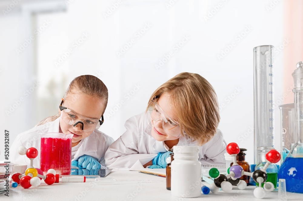 两个可爱的男孩和女孩的孩子学习科学研究并进行化学科学实验