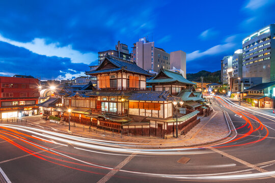 松山，日本市中心天际线和浴室