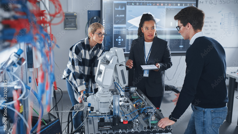 在机器人开发实验室：黑人女教师和两名学生使用Rob原型