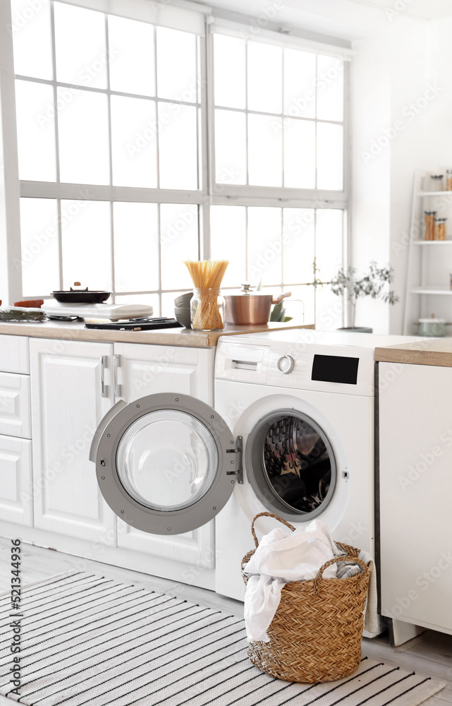 轻型厨房的现代洗衣机和洗衣篮