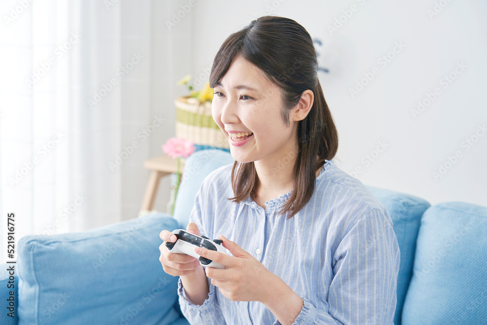 自宅で一人でテレビゲームをする女性