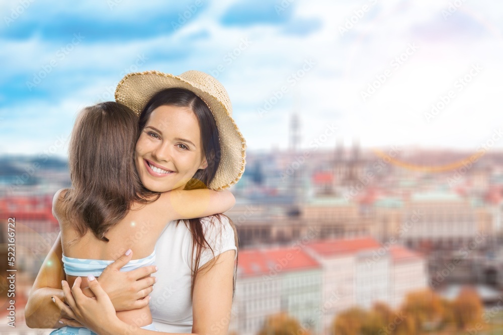 一位旅游女性在家庭度假时欣赏美丽的城市景观