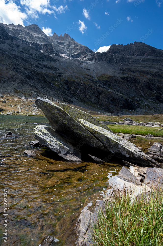 Lac de Savine dans le massif de la Vanoise dans les Alpes en été en France 