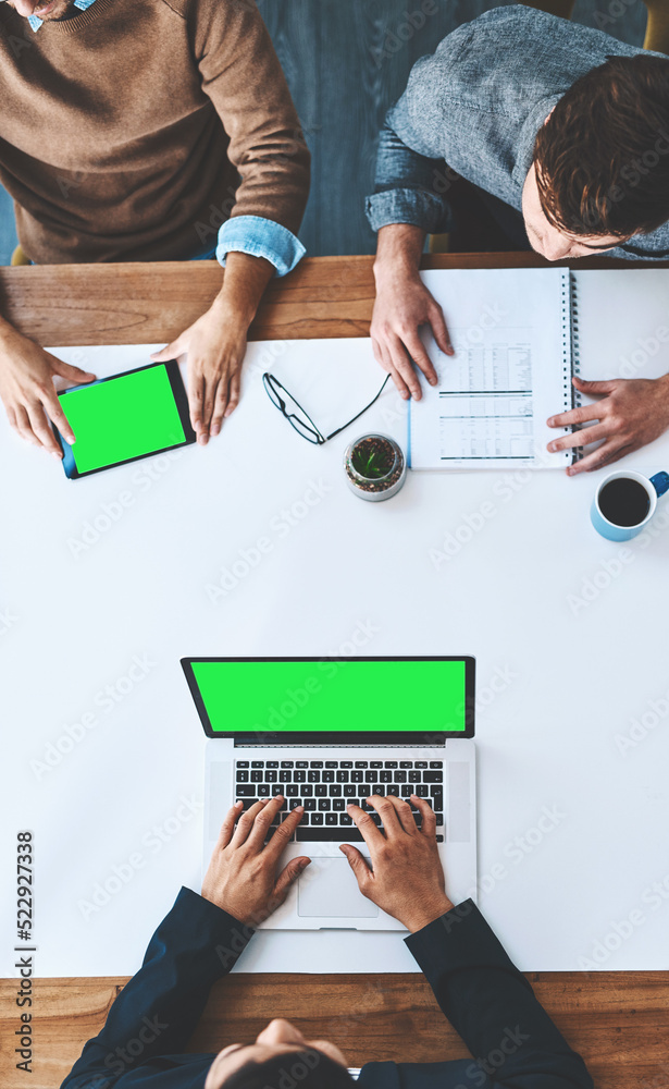 从上方看，办公室笔记本电脑和平板电脑屏幕上的绿色屏幕、复制空间和chromakey。