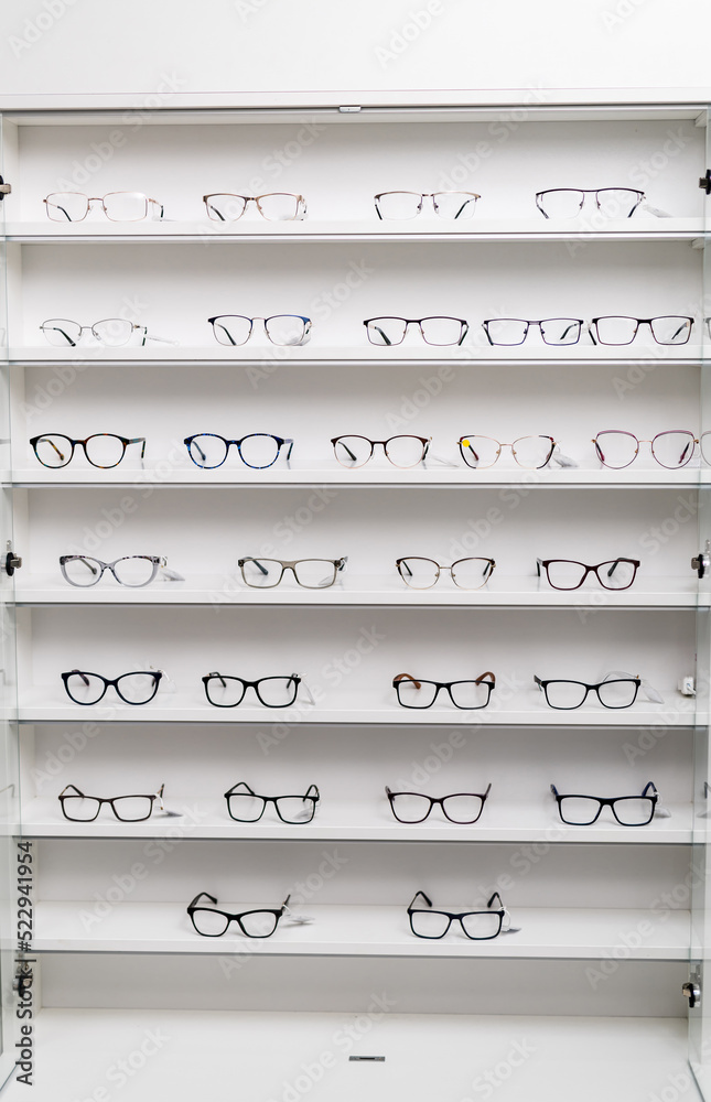 眼镜商店支架。配有眼镜配件的支架。