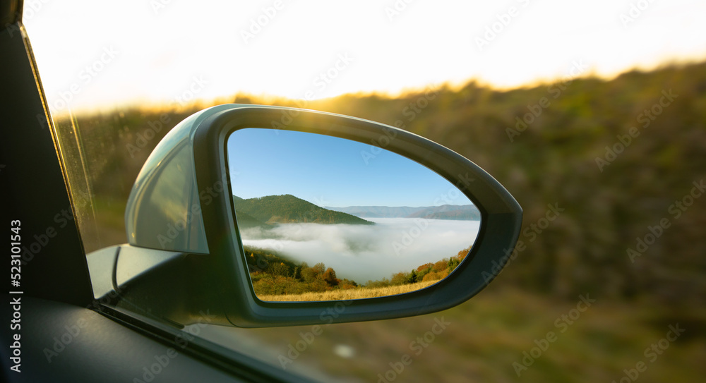 汽车后视镜里的山景。