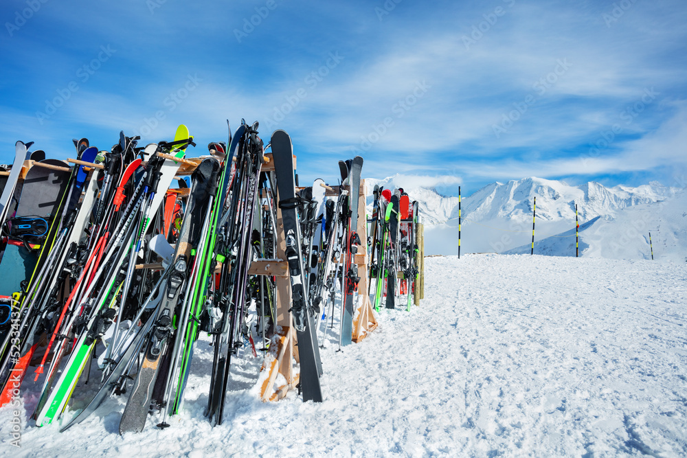 许多滑雪板和单板滑雪板站在山顶上
