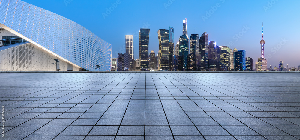 中国上海，空旷的楼层和现代的城市天际线，夜晚的建筑。