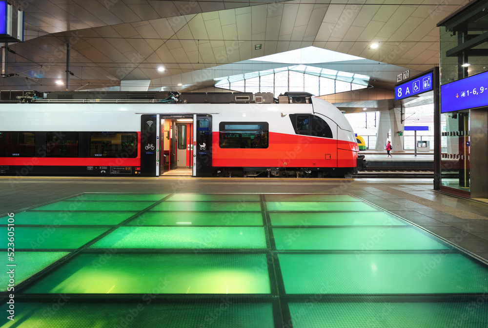 奥地利维也纳美丽火车站内的高速列车。红色现代城际乘客t