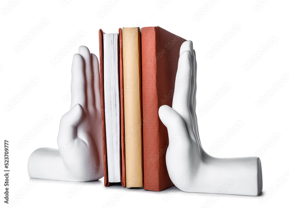 白色背景上有手形支架的书籍