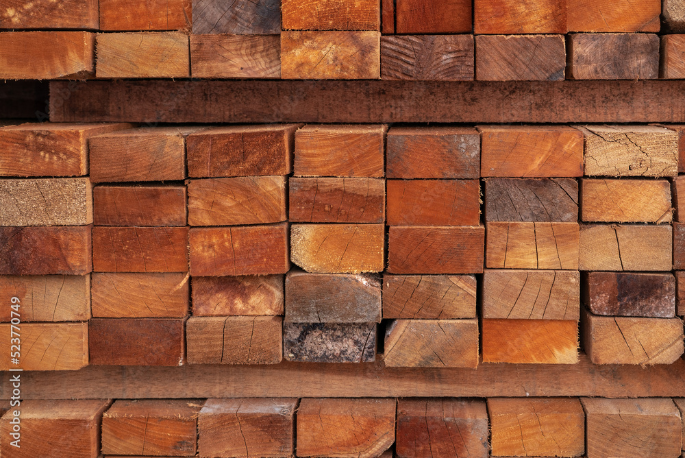 锯木厂的木材堆放。建筑业的木材。仓库中的木材堆放