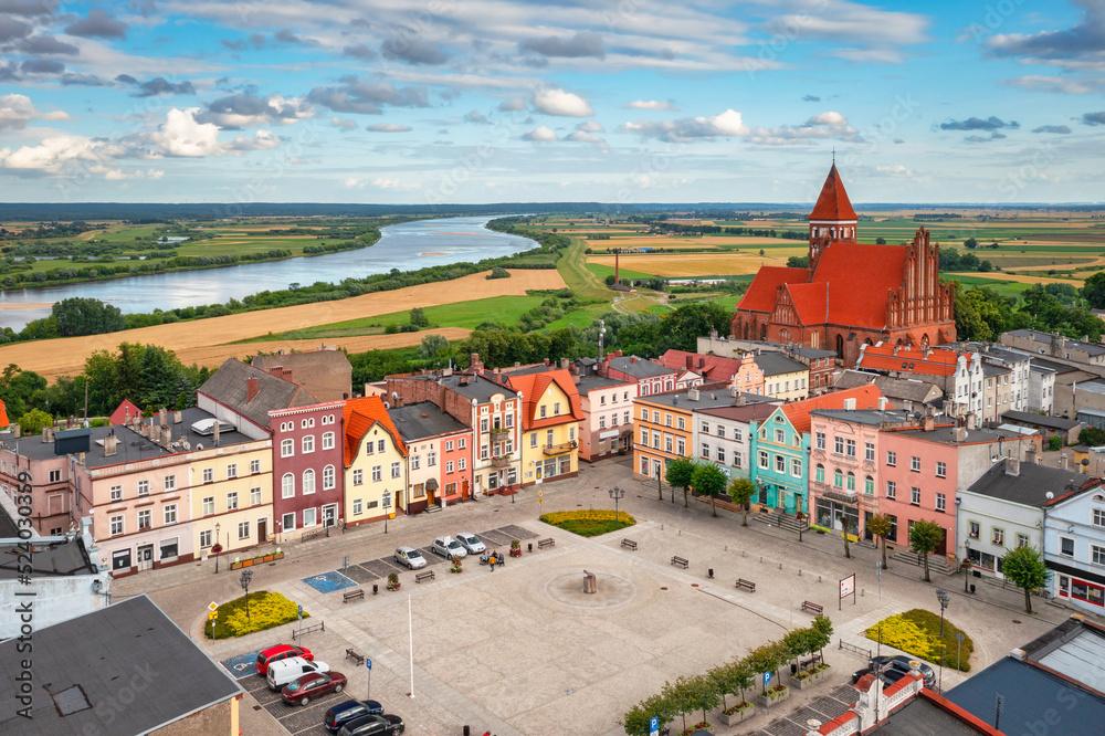 维斯图拉河畔诺韦的老城、条顿城堡和教堂鸟瞰图。Po