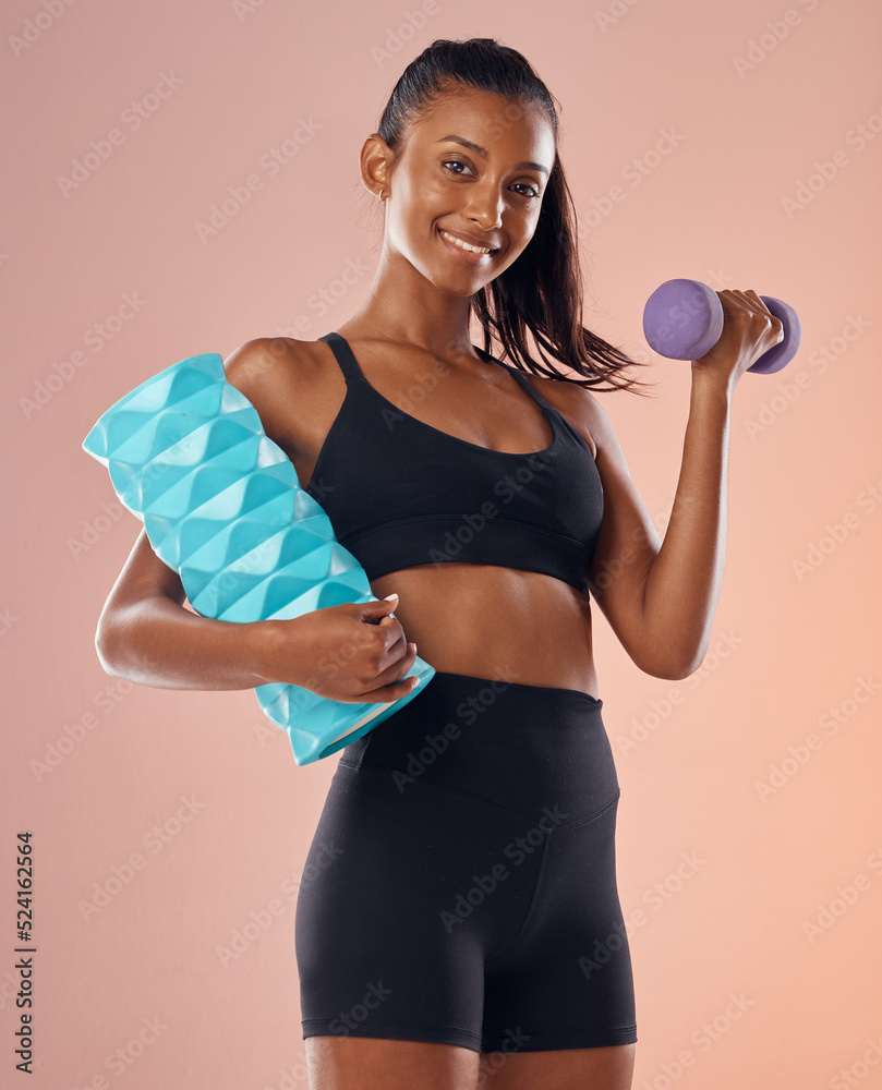 积极、重量训练和健身的女性在健身房节食，以促进身体健康、肌肉健康和柔韧性