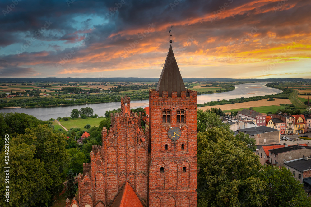 维斯瓦河畔瑙伊的老城区、条顿城堡和教堂的鸟瞰图。Po