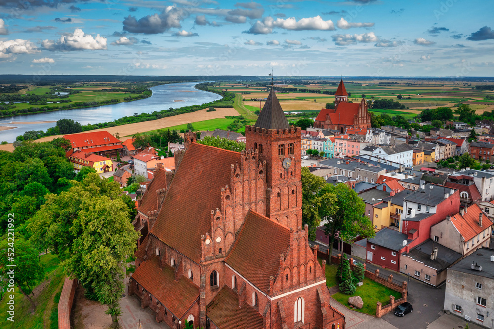 维斯瓦河畔瑙伊的老城区、条顿城堡和教堂的鸟瞰图。Po