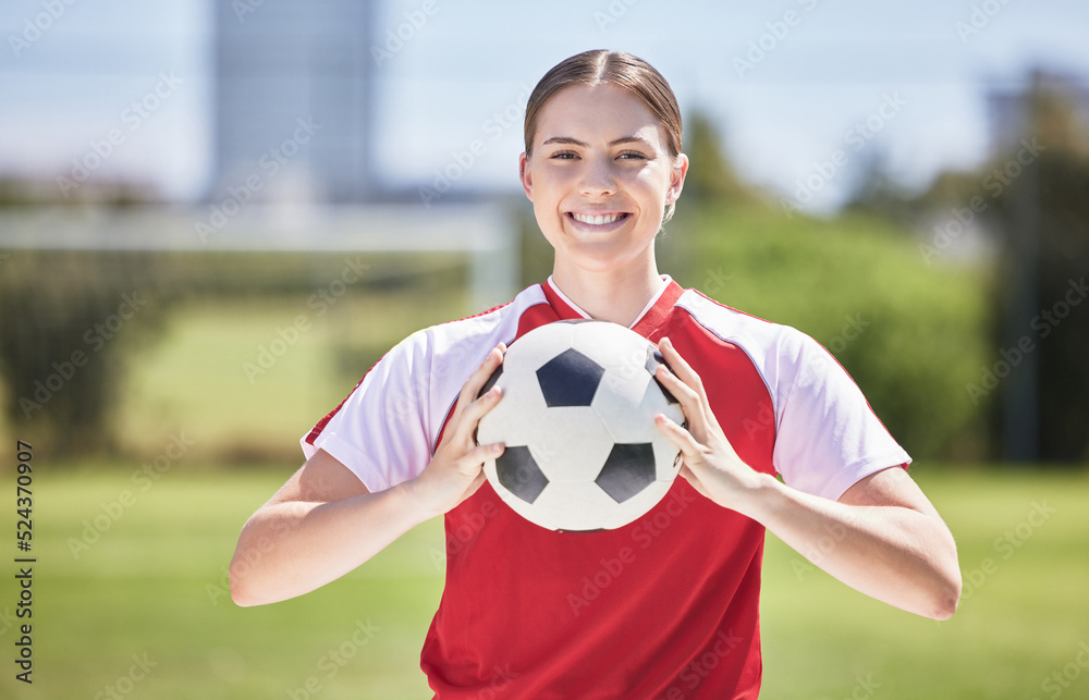 足球运动员、球和年轻女子很高兴在s的练习场上玩一场有趣的体育比赛