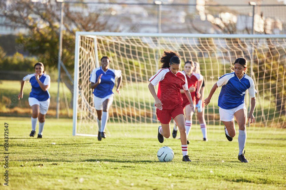 运动队、女子足球和比赛场地上的踢球。足球、比赛和运动