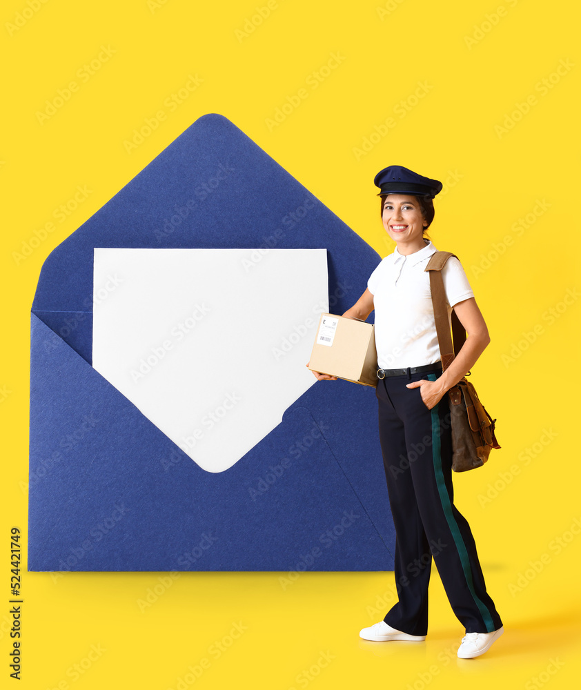 女邮差和黄色背景的大信封