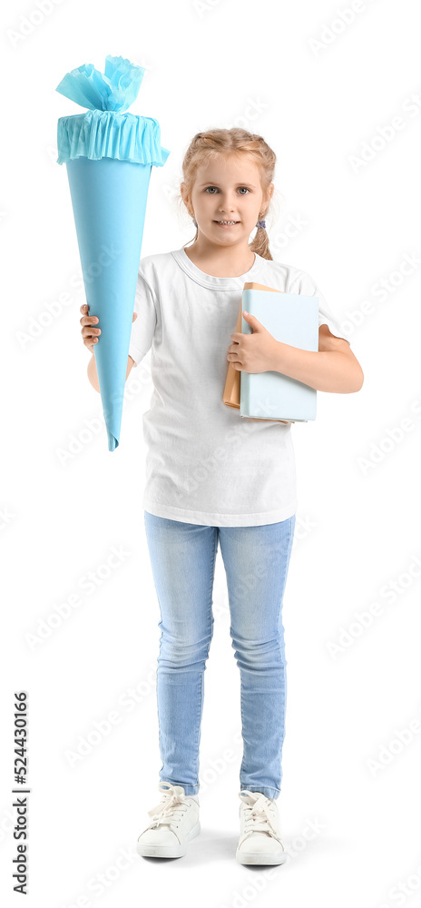 可爱的小女孩，带着蓝色的学校圆锥体和白底书