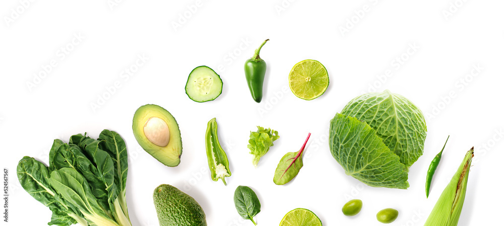 白底绿色蔬菜的创意布局。平面布局。食品概念。宏观调控