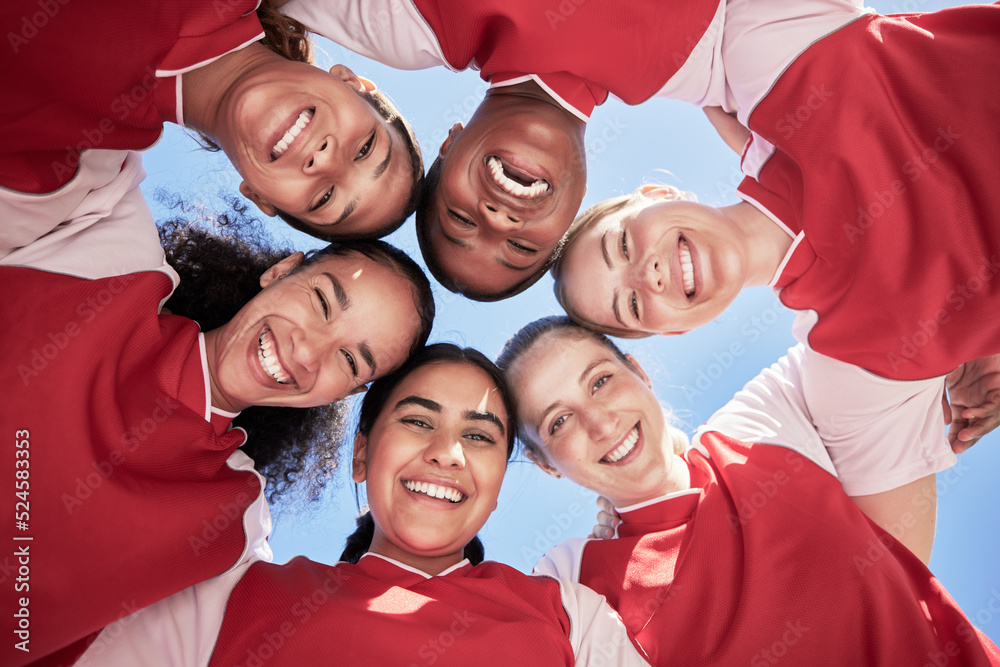 女子足球队聚在一起，团结微笑，围成一圈给予支持。下面是一位活跃的运动员的肖像