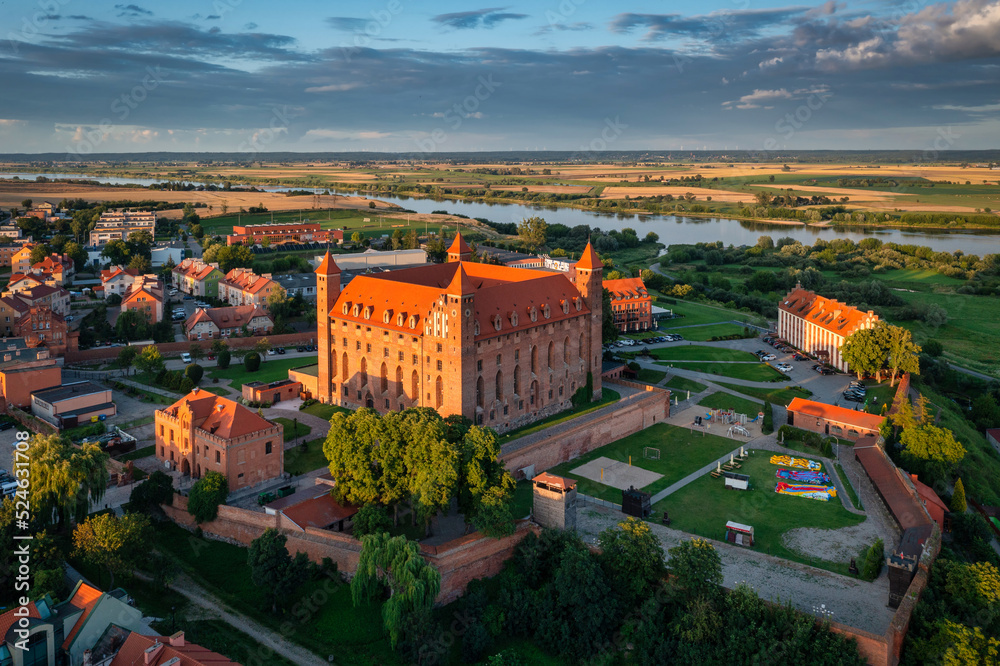 落日余晖下格涅尤的条顿城堡。波兰