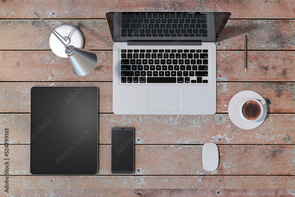 带笔记本电脑、智能手机和手机、咖啡杯和用品的木制办公桌俯视图。Mo