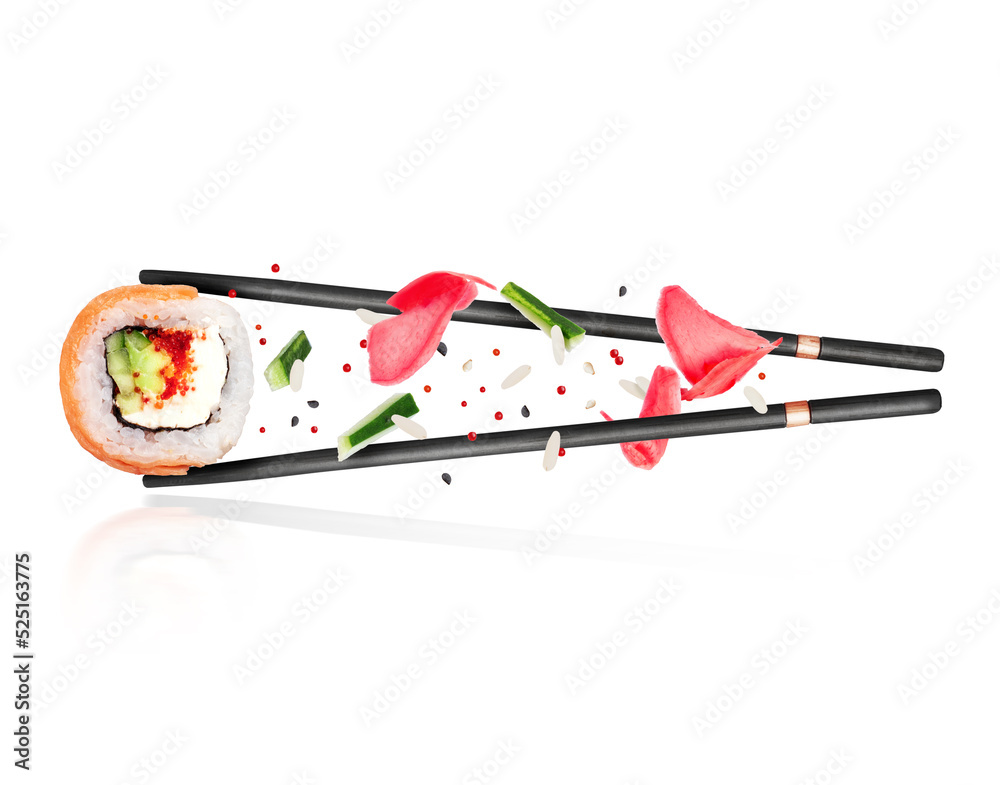 寿司卷夹在三文鱼棒之间，配料特写