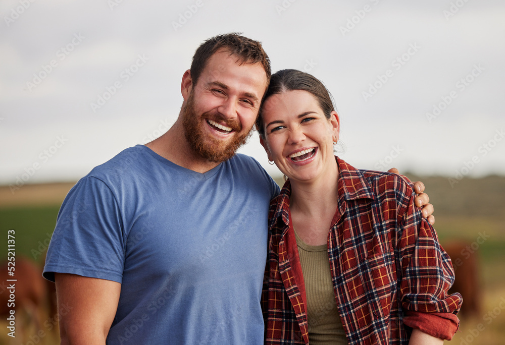 快乐、无忧无虑、兴奋的农民夫妇站在户外的牛或牲畜农田上。波特拉