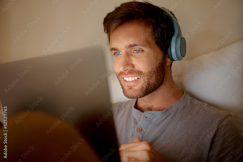 男人在数字平板电脑上在线播放电影，在卧室里看科技连续剧，听音乐
