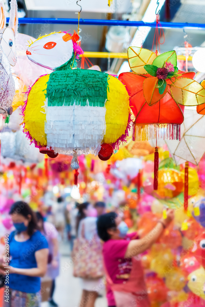 中秋节市场上出售的中国传统灯笼