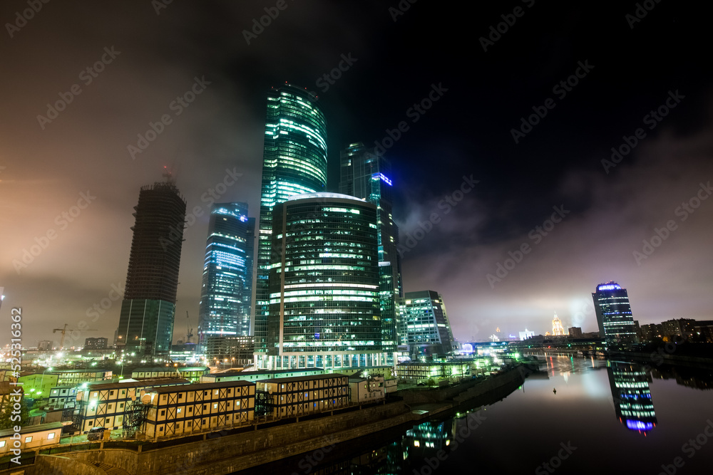 莫斯科城市雾中摩天大楼的朦胧景象