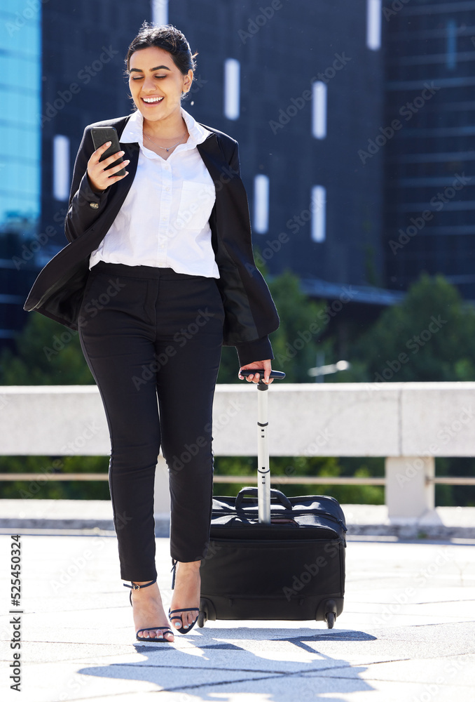 商务女性，带着行李和电话旅行，以便与工作、互联网或网络搜索进行沟通。C