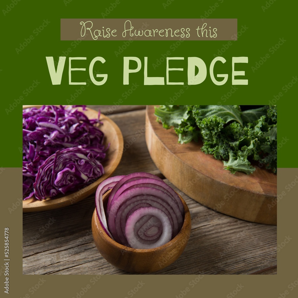 餐桌上的新鲜切片蔬菜提高了人们的意识，绿色框架中的蔬菜承诺文本